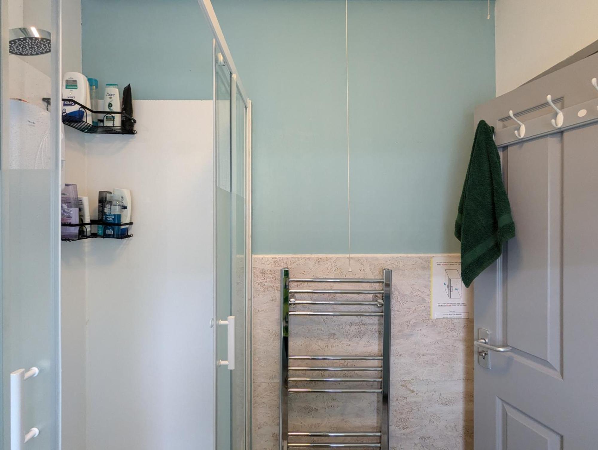 R3 - Cozy Small Double - City & Beach Access, Wifi, Free Parking - Self Catering Swansea Luaran gambar