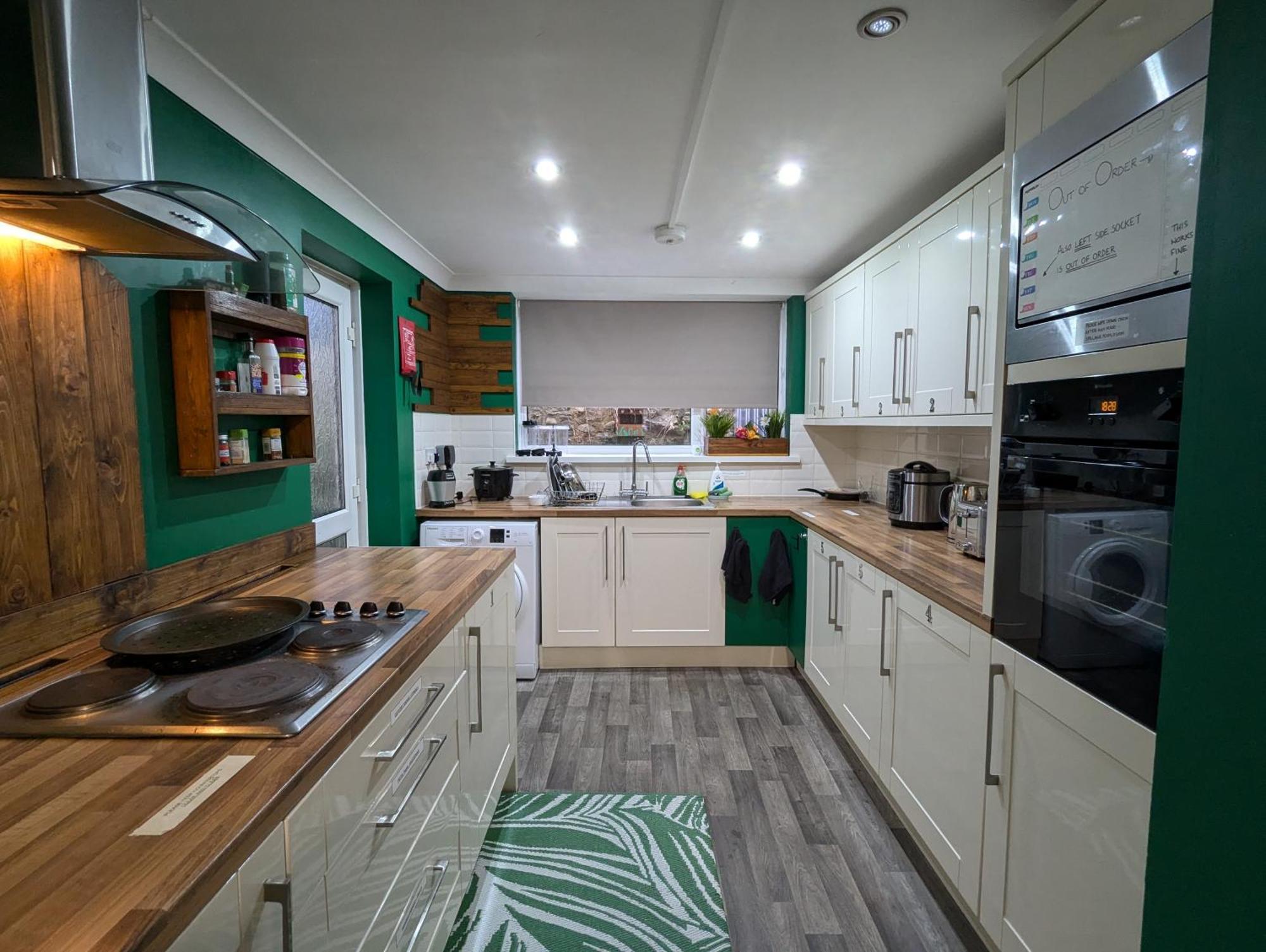R3 - Cozy Small Double - City & Beach Access, Wifi, Free Parking - Self Catering Swansea Luaran gambar