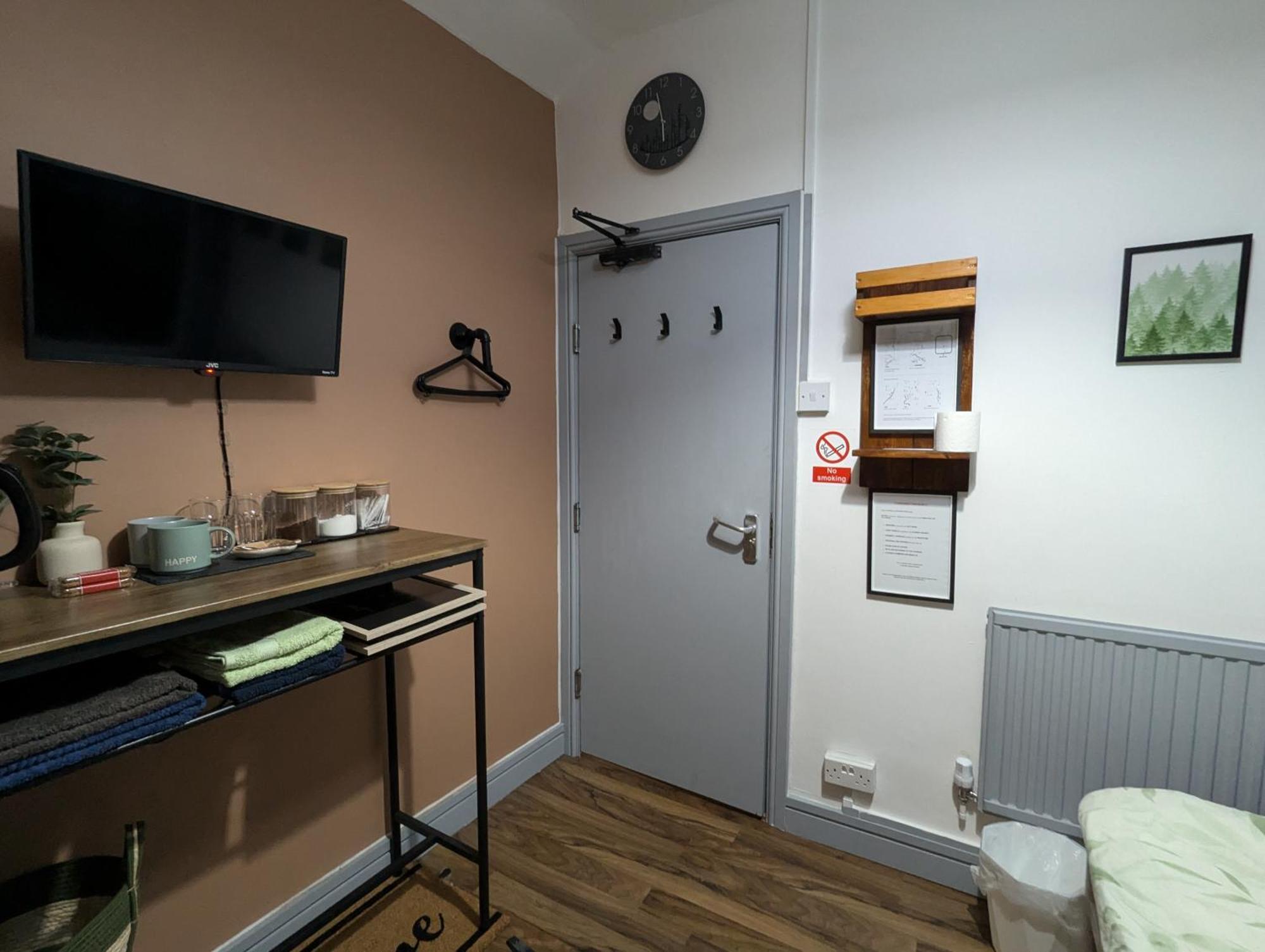 R3 - Cozy Small Double - City & Beach Access, Wifi, Free Parking - Self Catering Swansea Luaran gambar