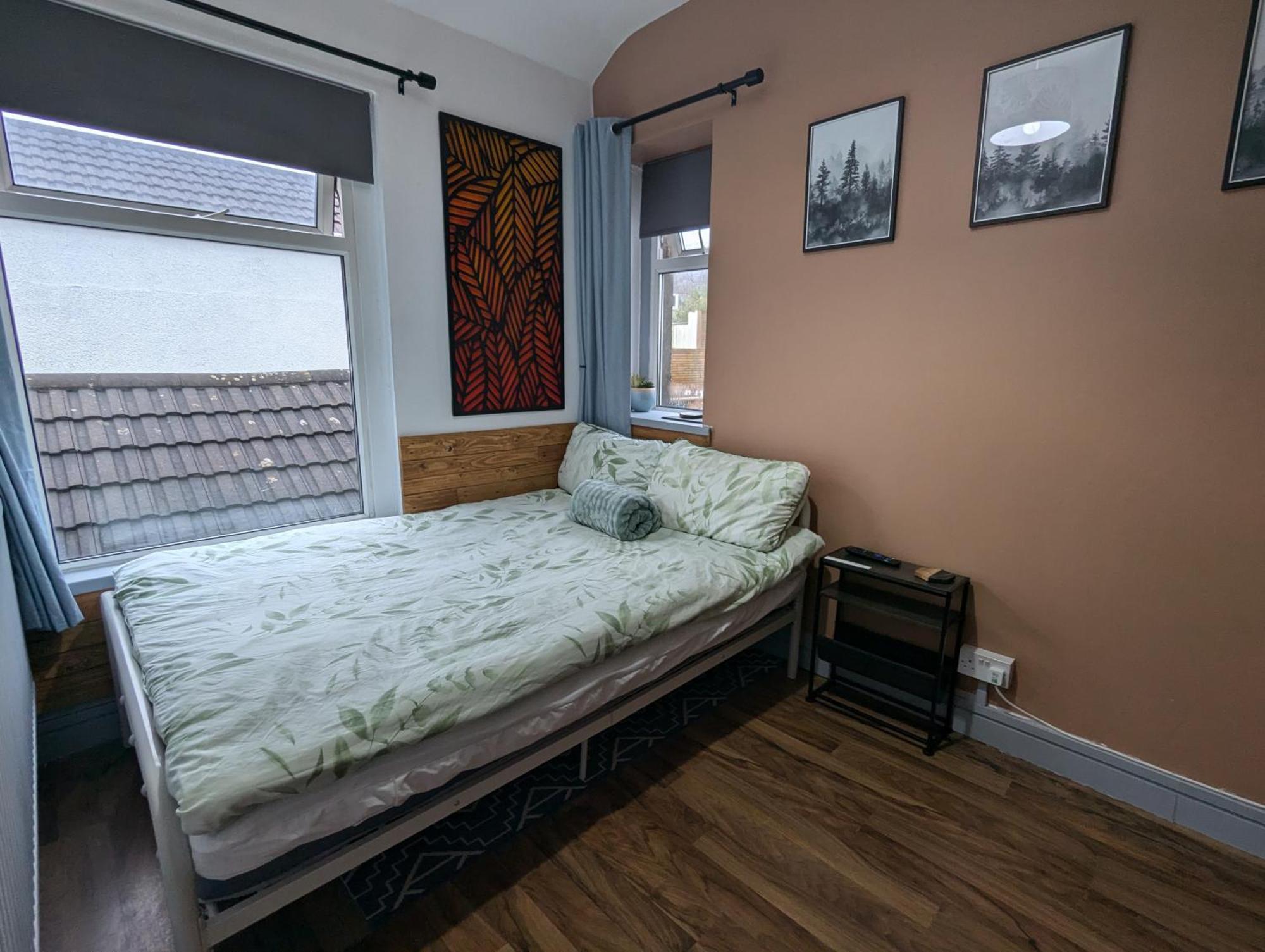 R3 - Cozy Small Double - City & Beach Access, Wifi, Free Parking - Self Catering Swansea Luaran gambar