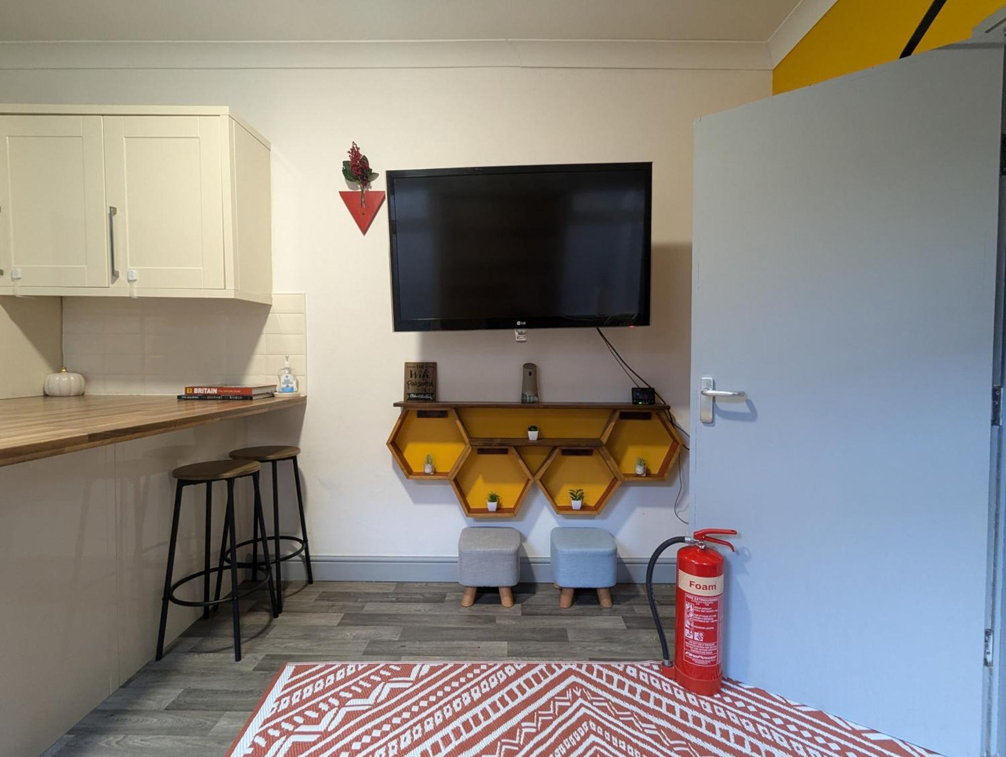 R3 - Cozy Small Double - City & Beach Access, Wifi, Free Parking - Self Catering Swansea Luaran gambar