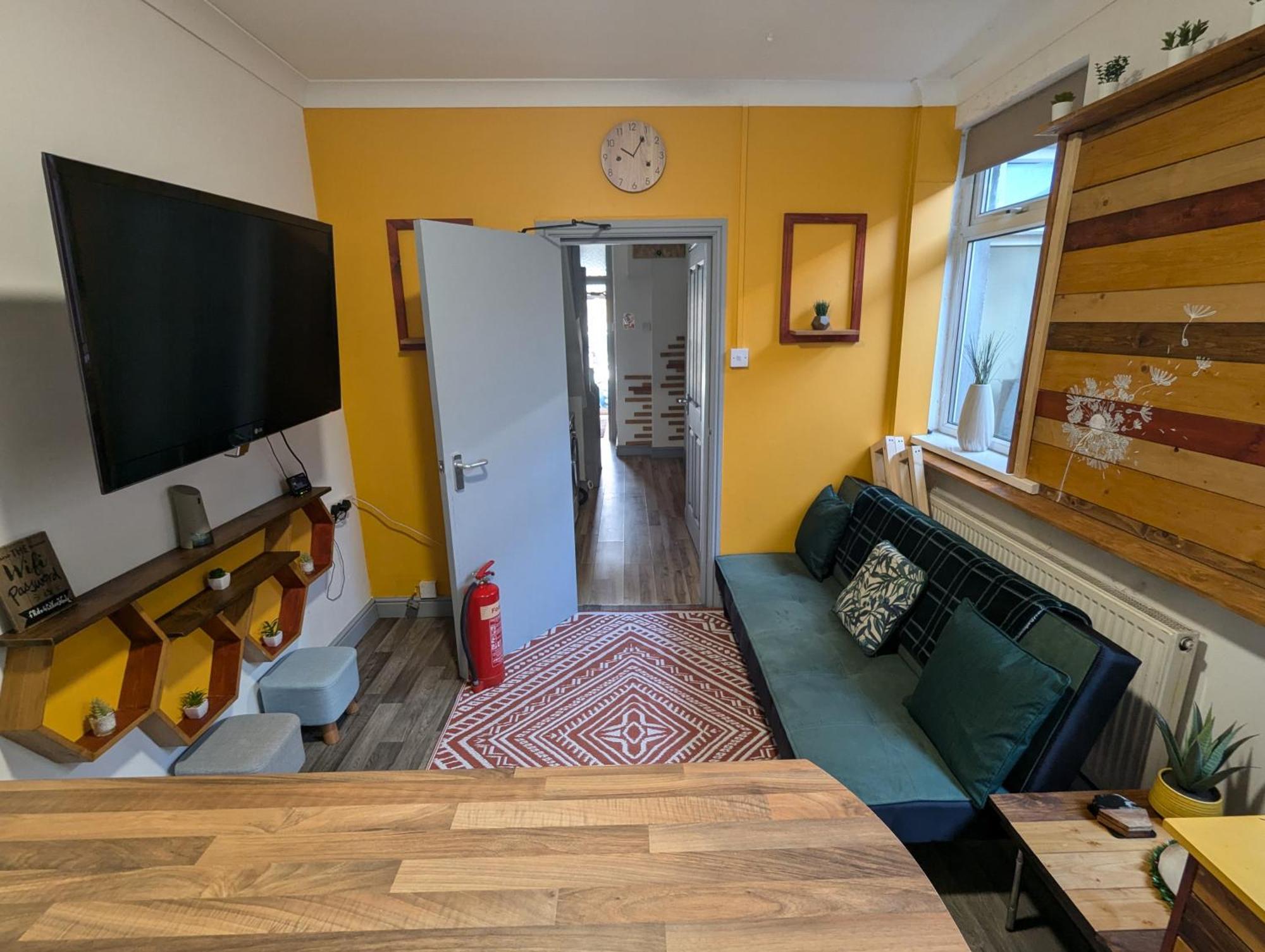 R3 - Cozy Small Double - City & Beach Access, Wifi, Free Parking - Self Catering Swansea Luaran gambar